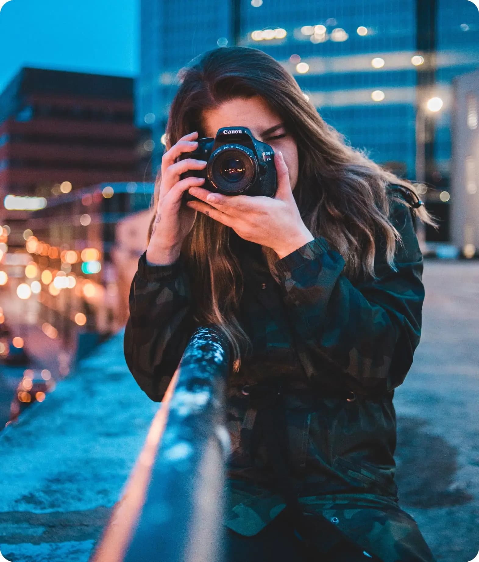 Fotógrafa trabalhando com sua própria câmera